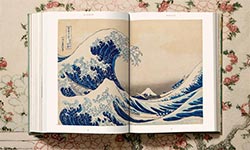 Was bedeutet die „Große Welle“? Ganz sicher ist man sich nicht. Aber die Metapher für die Schönheit und Gefährlichkeit der Natur geht immer. Taschen-Verlag