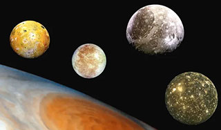 Io mit den Monden Europa, Ganymed und Kallisto (v.l.n.r.), unten der Jupiter.
© NASA-JPL-DLR