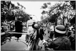 «Striking Moments in Photojournalism»: Ein Unbekannter stiehlt während einer Parade 1960 dem König von Belgien in Leopoldville, der Hauptstadt der belgischen Kolonie Kongo, den  Säbel. Robert Lebeck 