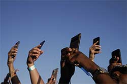 Filmen und Posten gehören in Coachella zu den wichtigsten Tätigkeiten des Publikums. Caroline Brehman / EPA