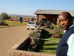 public viewing - public painting – Bilderübergabe in Masibambane / im Masibambane College, 2008