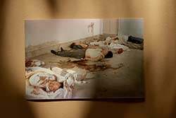 Szenen am Tag nach dem Militäreinsatz am 4. Juni: Passanten und Demonstranten auf ausgebrannten Panzern, zerstörte Lastwagen und Leichen von Opfern. ZVG 