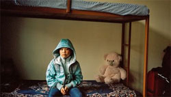 Nach einer mehrwöchigen, abenteuerlichen Reise über hohe Gebirgspässe und auf sich alleine gestellt ist dieses neunjährige tibetische Mädchen kürzlich im Auffangzentrum von Dharamsala angekommen.(Bild: Sumit Dayal / Prospekt)